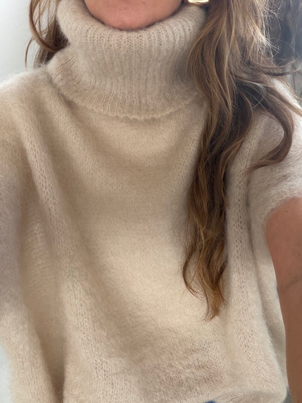 Pull sans manche col roulé