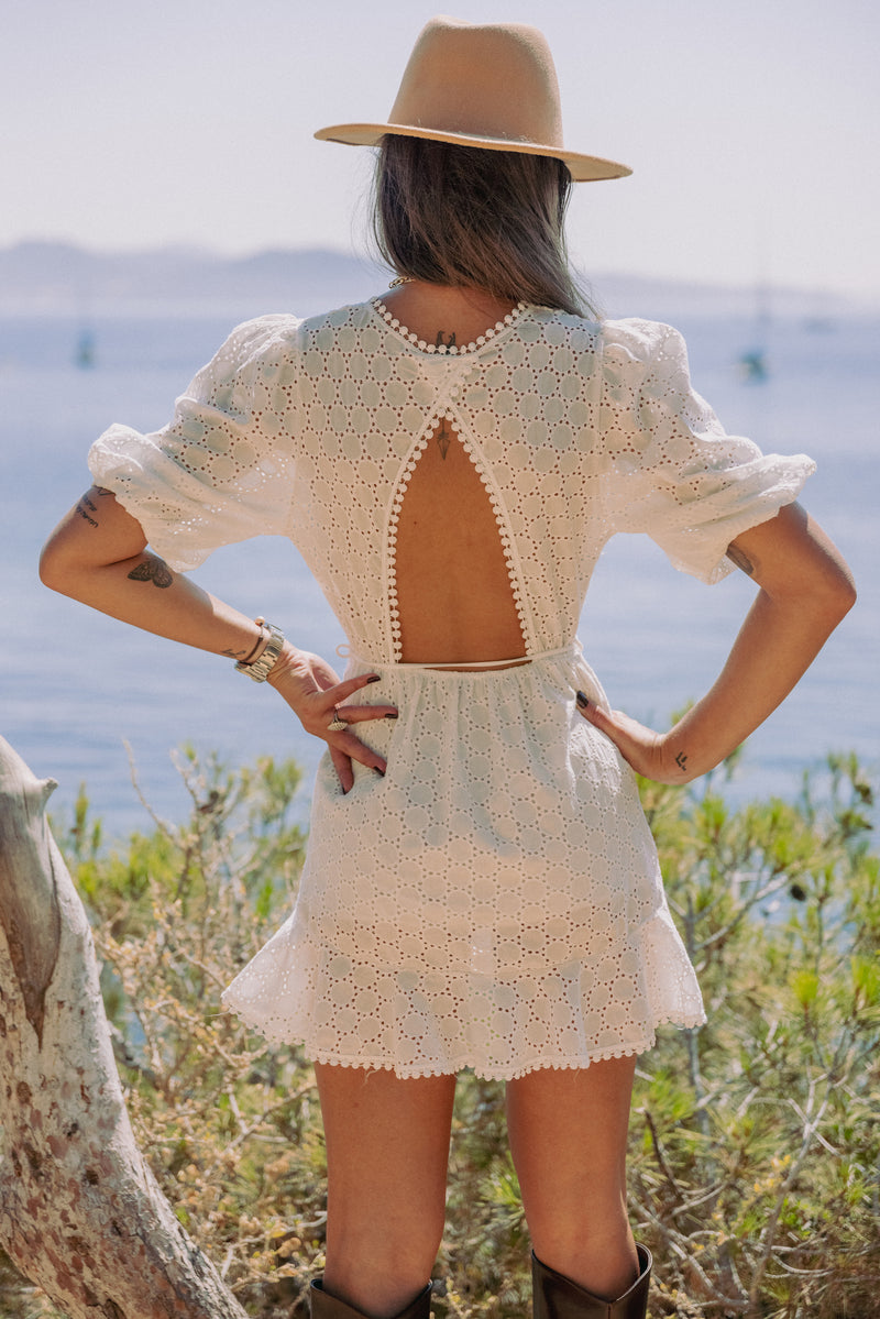 ROBE AVEC BRODERIES PERFOREES